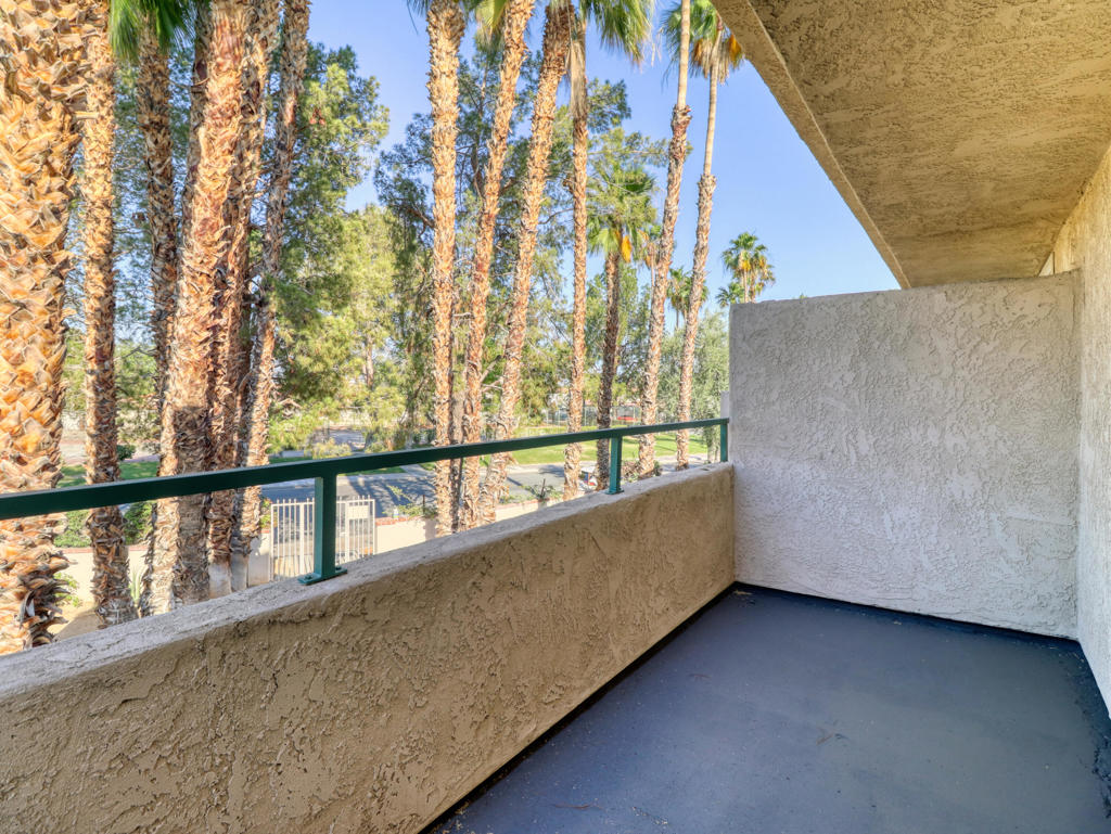 https://media.crmls.org/mediaz/5c2a0f11-d1b5-412d-aa7a-98fa8dc74fd9.jpg?preset=X-Large