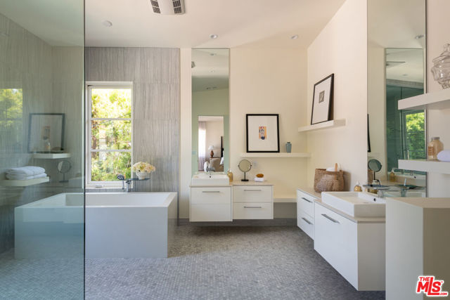 526 N Plymouth Boulevard, Los Angeles CA: https://media.crmls.org/mediaz/5c2abb05-56fd-4876-9da6-0a5ca125c777.jpg