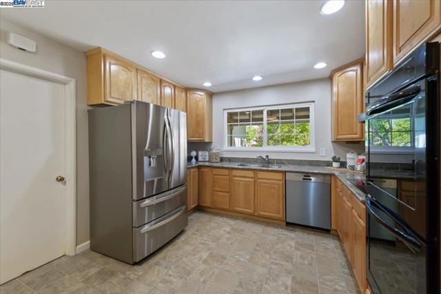 3947 Pestana Way, Livermore CA: https://media.crmls.org/mediaz/5c2b12d9-163c-41cc-8fae-2d08ee5122e4.jpg