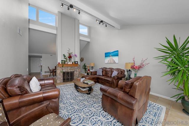 94 Kingston Ct W, Coronado CA: https://media.crmls.org/mediaz/5c2b9d9c-eb68-4117-b9a2-dfd80146e362.jpg