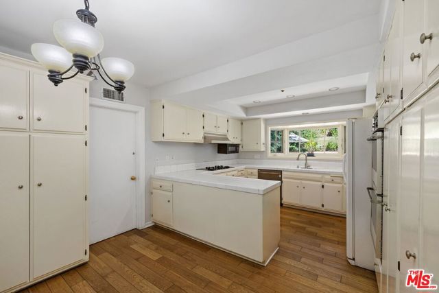 1834 Roscomare Road, Los Angeles CA: https://media.crmls.org/mediaz/5c2bede7-5821-478b-8232-fa9ec38c937f.jpg