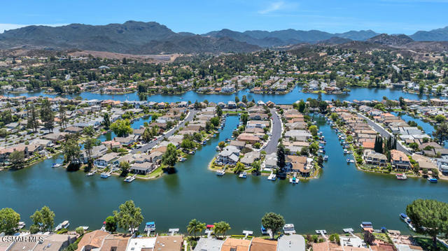 1118 Bright Glen Circle, Westlake Village CA: https://media.crmls.org/mediaz/5c2d7136-e021-49bb-9941-6cdae08ab39d.jpg
