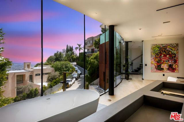 9277 Thrush Way, Los Angeles CA: https://media.crmls.org/mediaz/5c2d9140-4b72-460a-a93d-56875cc61df3.jpg