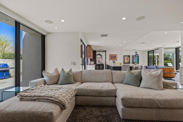 2290 S Yosemite Drive, Palm Springs CA: https://media.crmls.org/mediaz/5c2e24e5-f26d-47ff-8b6f-c970800b3057.jpg
