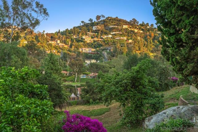 9835 Edgelake Dr, La Mesa CA: https://media.crmls.org/mediaz/5c2e6f09-193b-452e-9a06-f07328f5f619.jpg