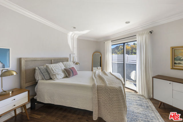 4211 Arch Drive, Studio City CA: https://media.crmls.org/mediaz/5c2e7818-f0ac-4fb8-9595-3e29cf1c96b4.jpg