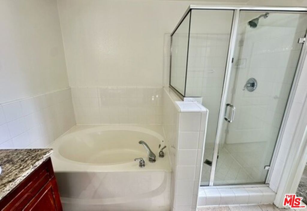 https://media.crmls.org/mediaz/5c2e7e0a-bc81-4a15-b218-be3ca819bb51.jpg?preset=X-Large