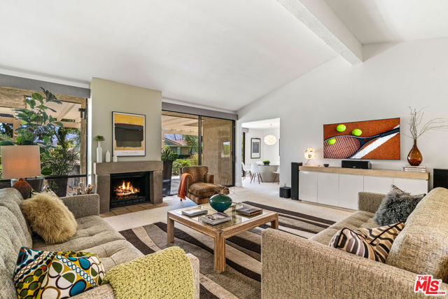 72305 Rodeo Way, Rancho Mirage CA: https://media.crmls.org/mediaz/5c2ecfa0-324a-4855-acd9-39f0f88ee631.jpg