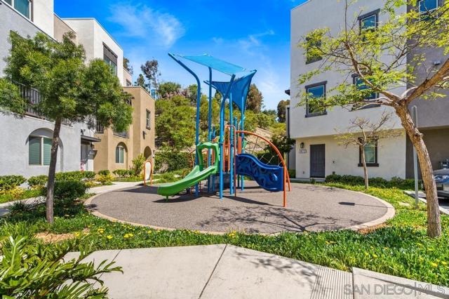 2445 Verano Way, Vista CA: https://media.crmls.org/mediaz/5c2f7ff7-4fc6-486b-96bf-4249a229d08b.jpg