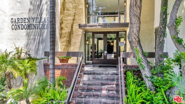 320 S Ardmore Avenue, Los Angeles CA: https://media.crmls.org/mediaz/5c308e1a-9d63-4590-949f-cb1553ee367f.jpg