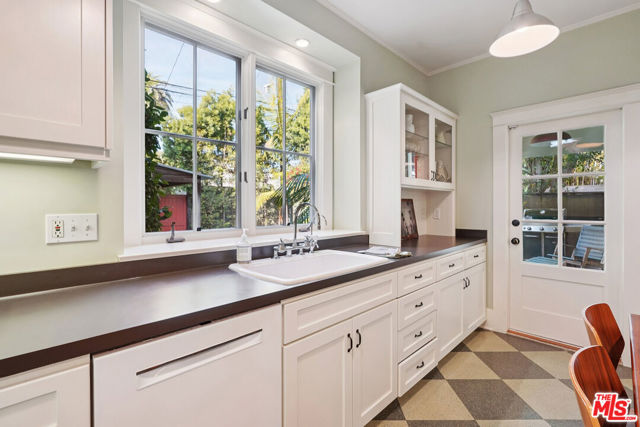 813 Crestmoore Place, Venice CA: https://media.crmls.org/mediaz/5c30c610-882a-428c-ba37-b50454e073ad.jpg