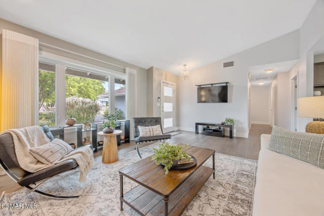 464 W Avenida De Las Flores, Thousand Oaks CA: https://media.crmls.org/mediaz/5c32436e-e22e-439d-8986-ef800e997ca3.jpg