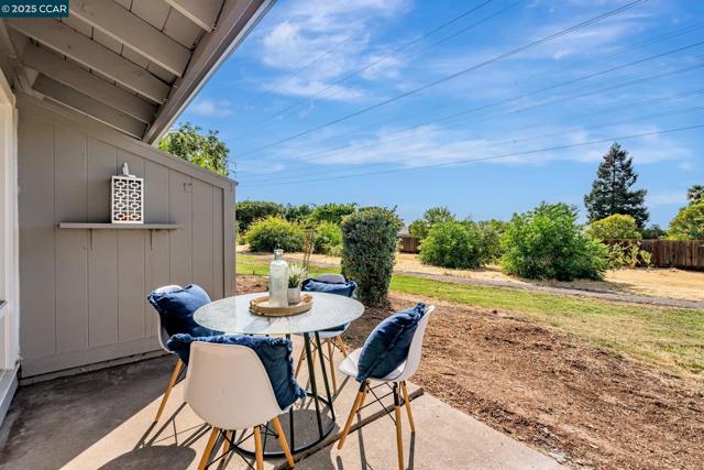1335 Kenwal Rd, Concord CA: https://media.crmls.org/mediaz/5c32aa11-4ce8-452c-aa43-c6eb6f22d588.jpg