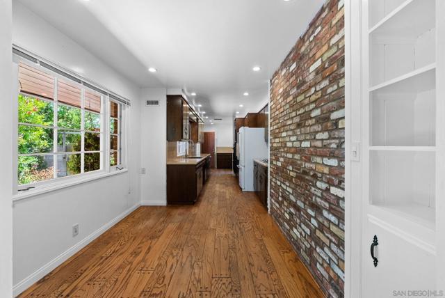 7330 Brodiaea Way, La Jolla CA: https://media.crmls.org/mediaz/5c32e858-5450-46a3-9aa9-13fe3020ac8a.jpg