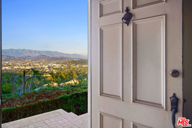 3775 Amesbury Road, Los Angeles CA: https://media.crmls.org/mediaz/5c3370b0-4b5d-4369-a063-7db274c39077.jpg
