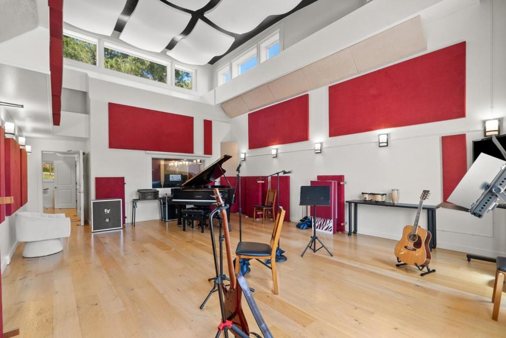 https://media.crmls.org/mediaz/5c33d5db-3462-4d3d-b265-d0a8c67b45e4.jpg?preset=X-Large