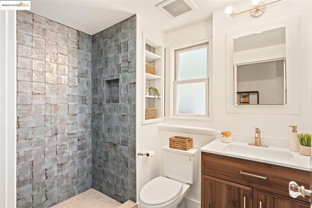 428 Cavour St, Oakland CA: https://media.crmls.org/mediaz/5c352648-1abb-44c7-9b32-c97948701d7b.jpg