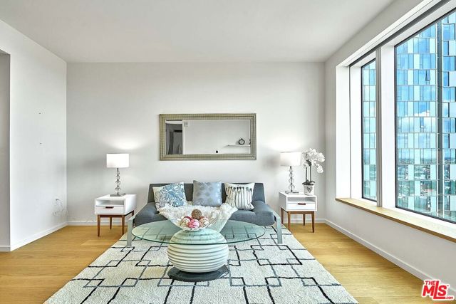 889 Francisco Street, Los Angeles CA: https://media.crmls.org/mediaz/5c354340-9257-4c17-afbb-60e379cca54a.jpg