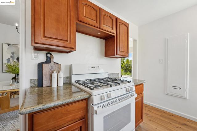 10601 Sheldon St, Oakland CA: https://media.crmls.org/mediaz/5c37a34d-0681-4b7a-be7d-579d66b8b794.jpg