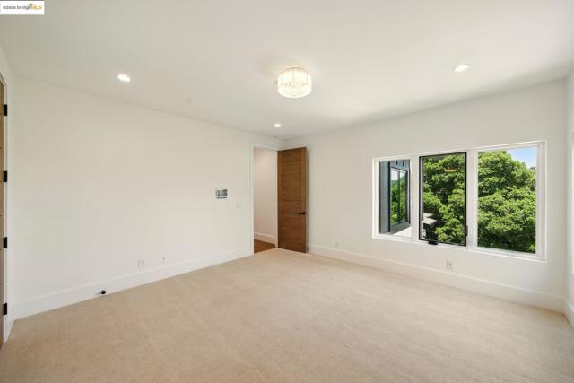 13462 Campus drive, Oakland CA: https://media.crmls.org/mediaz/5c3915f0-89c7-4914-8114-5691e7824071.jpg