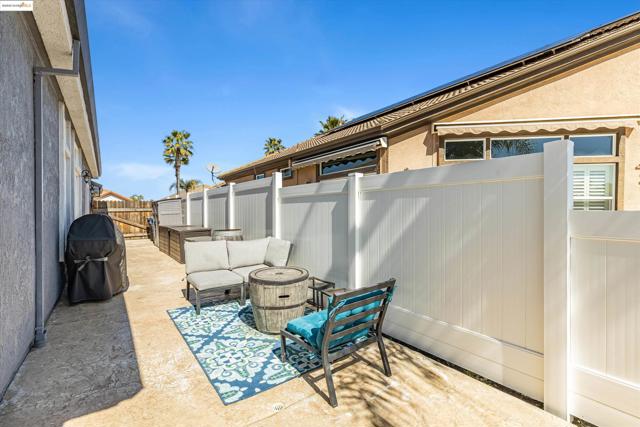 4174 Beacon Pl, Discovery Bay CA: https://media.crmls.org/mediaz/5c391efe-00b8-4c8a-9f31-d745be9cef84.jpg