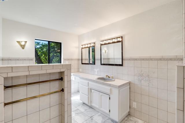 1069 Coombsville Rd, Napa CA: https://media.crmls.org/mediaz/5c39f4b1-5e6b-4ef1-9562-9e3abd74e7c1.jpg