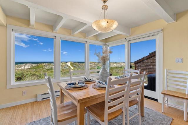 172 Monterey Dunes Way, Moss Landing CA: https://media.crmls.org/mediaz/5c3a60e6-3e27-4d6a-b5e8-1ff721e61e7f.jpg