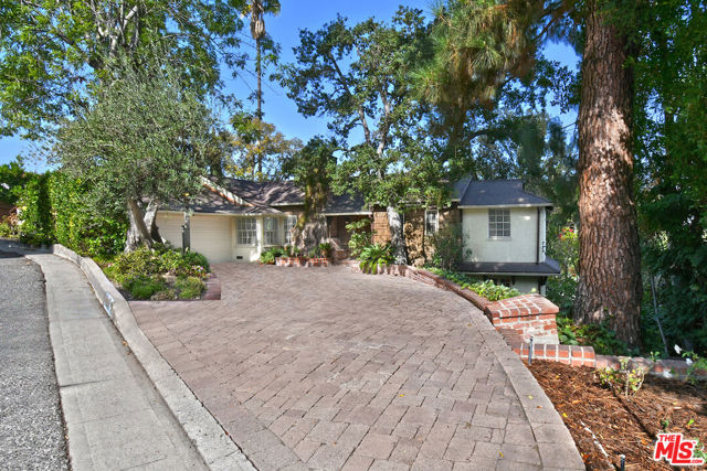 15213 Del Gado Drive, Sherman Oaks CA: https://media.crmls.org/mediaz/5c3a7994-e2db-4a76-9850-faa79cec206d.jpg