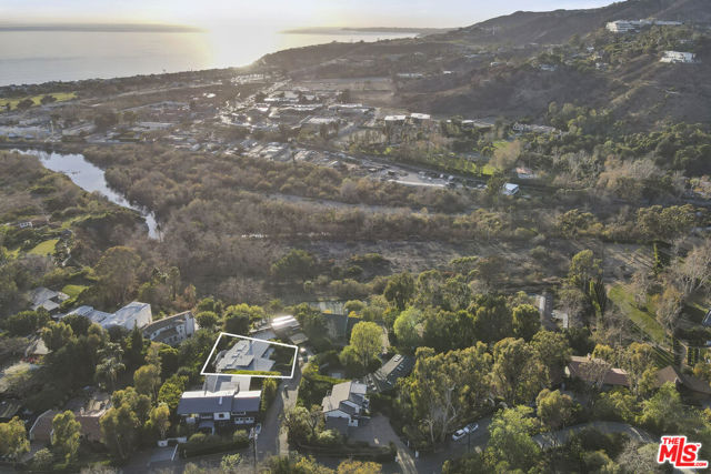 3629 Serra Road, Malibu CA: https://media.crmls.org/mediaz/5c3b2205-5953-42ae-b5ad-163b08452513.jpg