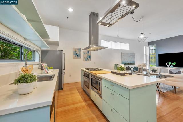 1231 Pine St, Oakland CA: https://media.crmls.org/mediaz/5c3b8b0e-d9d6-4023-9c85-3e2c523df2b5.jpg