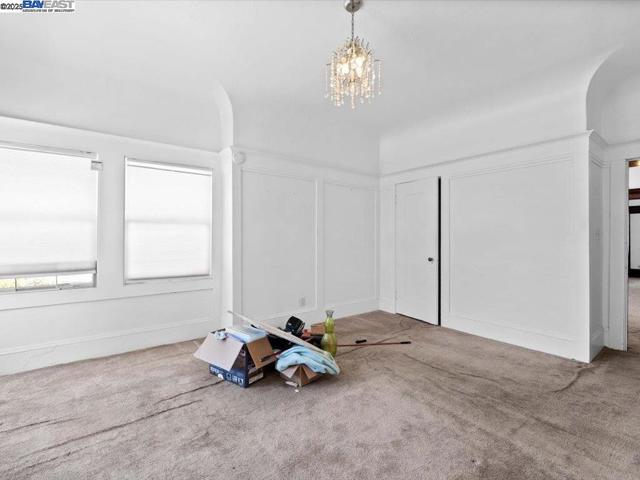 1013 Chestnut St, Oakland CA: https://media.crmls.org/mediaz/5c3be6ad-b9bf-4613-b83c-fa18854e3a2e.jpg