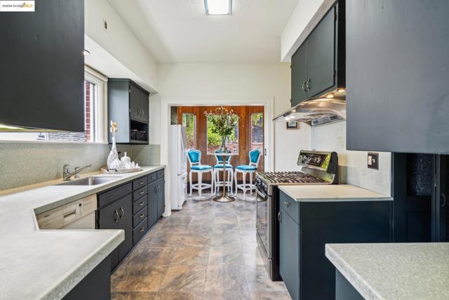 80 Oak Ridge Rd, Berkeley CA: https://media.crmls.org/mediaz/5c3d023d-be0f-4814-b777-d0f830d28ff0.jpg