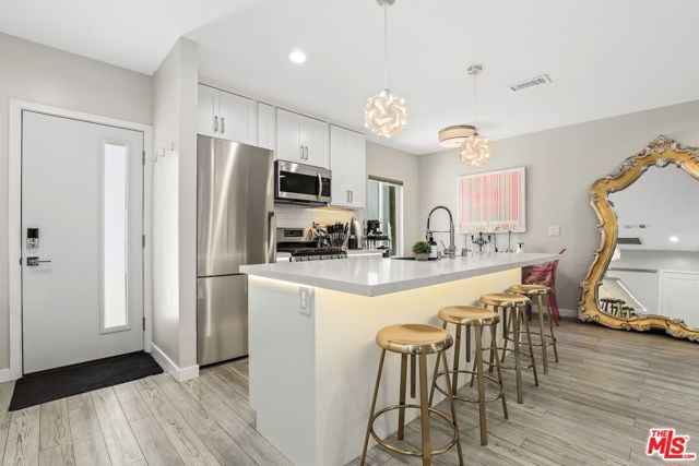 6526 San Vicente Boulevard, Los Angeles CA: https://media.crmls.org/mediaz/5c3d1f28-8d1d-431a-b0fd-544d20c99250.jpg