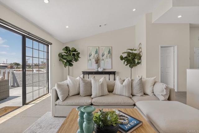 Detail Gallery Image 2 of 55 For 2021 Carnegie Ln #APT 7,  Redondo Beach,  CA 90278 - 3 Beds | 2/1 Baths