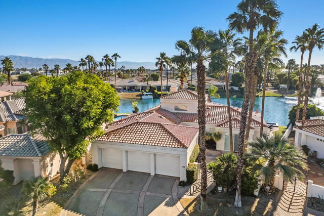 47380 Via Cordova, La Quinta CA: https://media.crmls.org/mediaz/5c3f0f6f-314c-459b-84a1-8f40b4a82202.jpg