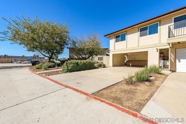 9855 Mission Greens Ct, Santee CA: https://media.crmls.org/mediaz/5c3f1806-7a26-4a0e-9ec8-f4d5f1655aea.jpg
