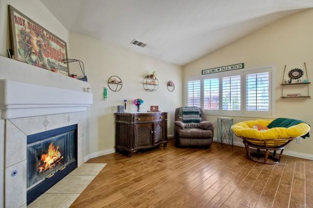 44607 Crestwood Cir, Temecula CA: https://media.crmls.org/mediaz/5c4005b6-dadc-4157-aed7-040b35fecd54.jpg