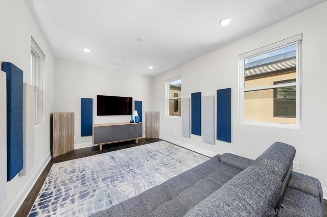 13722 Canyon Loop Trl, San Diego CA: https://media.crmls.org/mediaz/5c40be0a-8715-4379-8f03-2a9e43e1a934.jpg