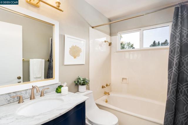 169 Larkwood Cir, Danville CA: https://media.crmls.org/mediaz/5c4115c2-42cc-402b-80f0-67b3cce7da36.jpg