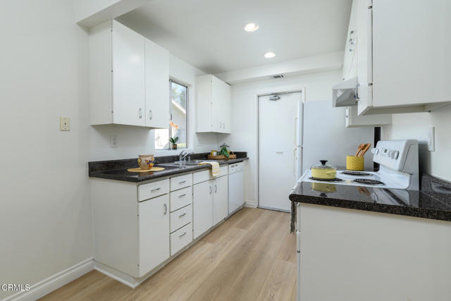 Detail Gallery Image 18 of 37 For 24121 Village 24, Camarillo,  CA 93012 - 2 Beds | 2 Baths