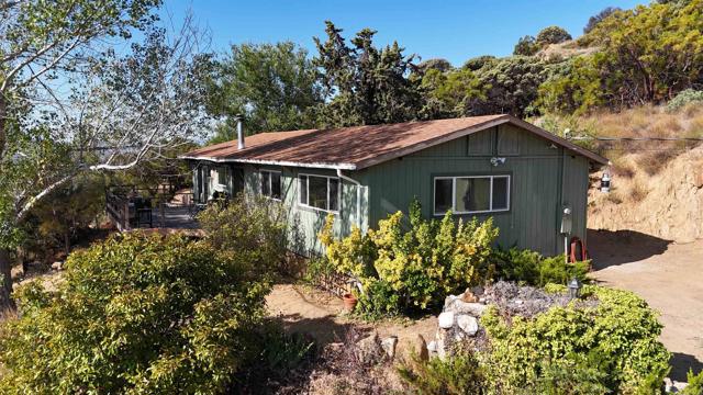 38281 Western Hills Drive, Anza CA: https://media.crmls.org/mediaz/5c42c17e-380d-40c4-b653-99ee94476c6b.jpg