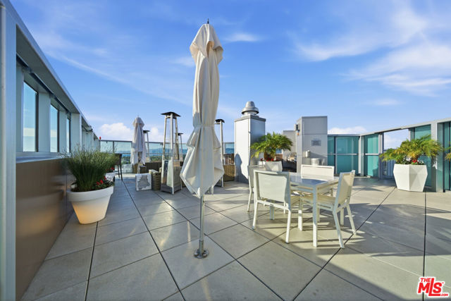 13700 Marina Pointe Drive, Marina del Rey CA: https://media.crmls.org/mediaz/5c4376bf-b8ea-4105-aac5-7e9a6cf6aa24.jpg