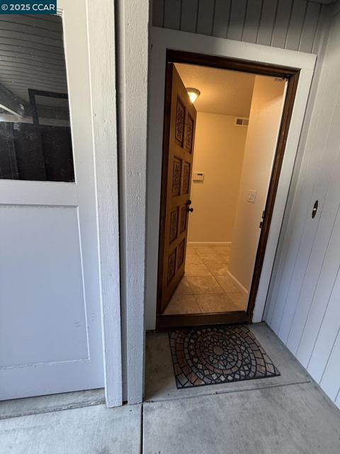 105 Via Cabrera Ln, Martinez CA: https://media.crmls.org/mediaz/5c4382f3-b73d-4004-baa8-319455df5dcb.jpg