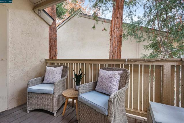 2720 Oak Rd, Walnut Creek CA: https://media.crmls.org/mediaz/5c448dd5-1e44-469a-af31-e5a06f068229.jpg