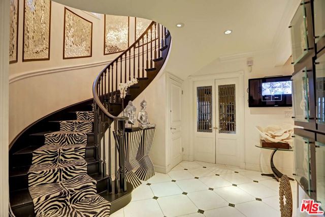 725 N Faring Road, Los Angeles CA: https://media.crmls.org/mediaz/5c456279-5548-44a1-8743-1c6bde8669fd.jpg