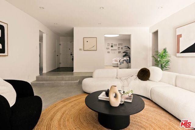4841 Swinton Avenue, Encino CA: https://media.crmls.org/mediaz/5c459b7b-bcaa-4af5-81c8-5bf05467a0f4.jpg