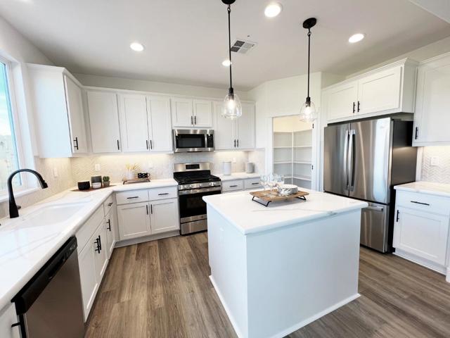 1183 Scout Peak Way, Hollister CA: https://media.crmls.org/mediaz/5c45ac2c-97ec-4a50-a826-8c6c18dc47d8.jpg