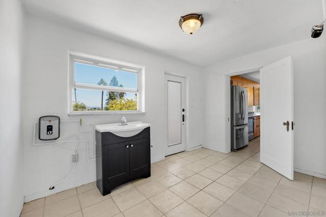 2530 Pruett Dr, Vista CA: https://media.crmls.org/mediaz/5c4726f9-f21e-47c0-9f60-95c55682a4a0.jpg