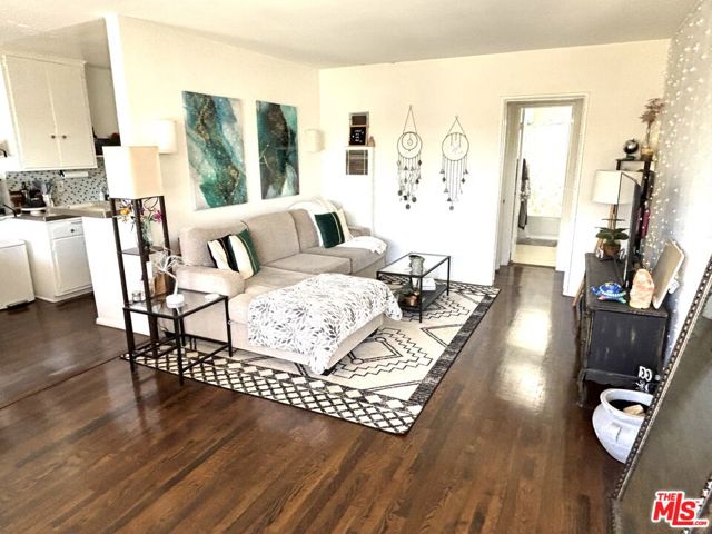 1310 10th Street, Santa Monica CA: https://media.crmls.org/mediaz/5c48974f-5f51-4b96-b811-98f30c7ed512.jpg