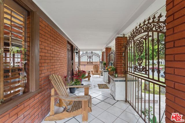128 N St Andrews Place, Los Angeles CA: https://media.crmls.org/mediaz/5c48d0f6-a630-4ce5-bd1d-b060b2eed4d2.jpg
